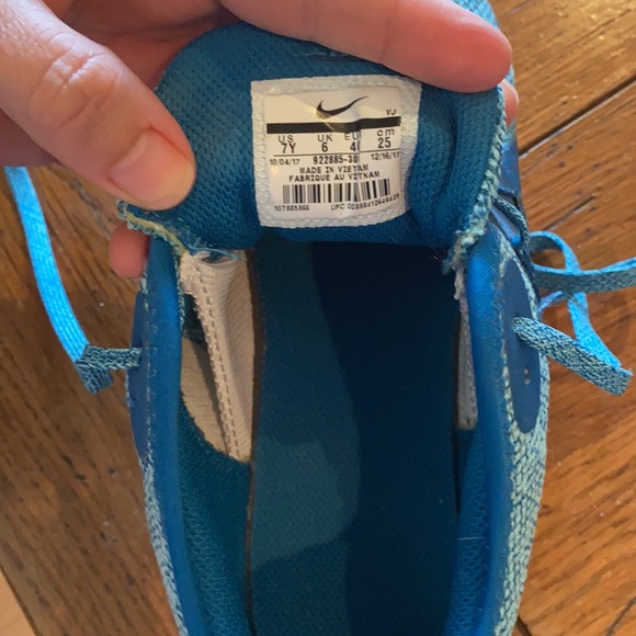 Girls 7Y Nike Shoes - Picture 2 of 3